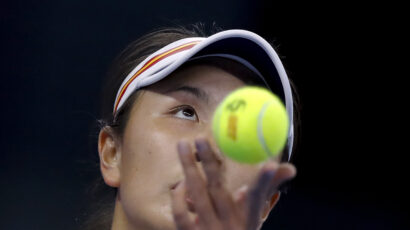 NOVI POKUŠAJ DA SE SMIRI JAVNOST: Peng se pojavila na turniru u Kini (VIDEO)