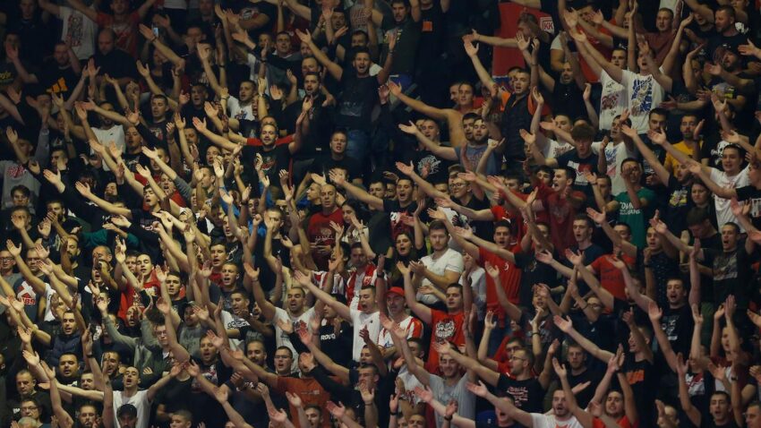 EVROLIGA DOLIVA ULJE NA VATRU: Ko pravi bolju atmosferu, Delije ili Grobari? (ANKETA)