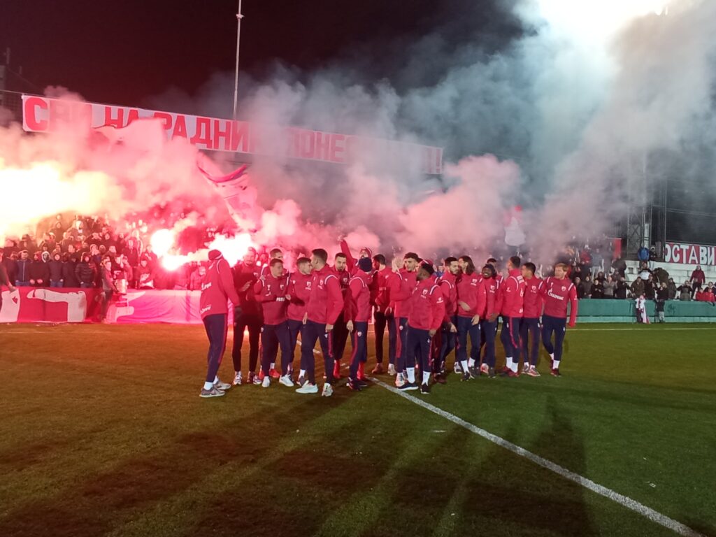 DOČEK HEROJA IZ BRAGE: Navijači napravili spektakl na Marakani! (VIDEO) 2 crvena zvezda-navijači-doček