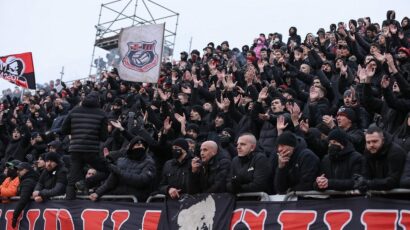 NEVIĐENO: Navijači Milana i Venecije ratovali na vodi! (VIDEO)