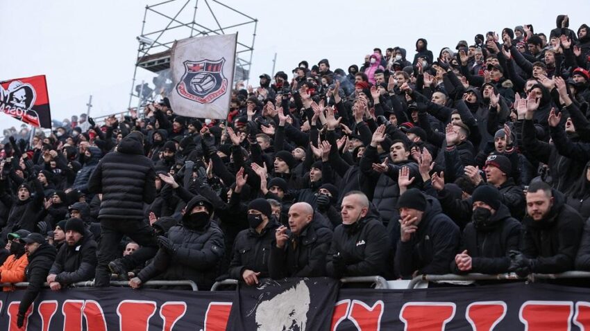 NEVIĐENO: Navijači Milana i Venecije ratovali na vodi! (VIDEO)