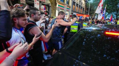 SUKOB POLICIJE I NAVIJAČA: Posle pesme usledio suzavac (VIDEO)