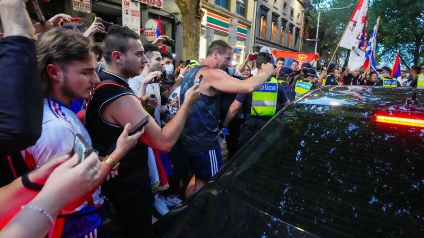 SUKOB POLICIJE I NAVIJAČA: Posle pesme usledio suzavac (VIDEO)