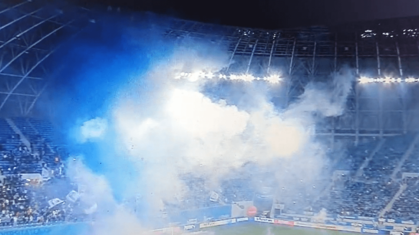 PIROTEHNIČKI ŠOU U KRAJOVI: Vatromet završio na terenu i izazvao prekid utakmice (VIDEO)