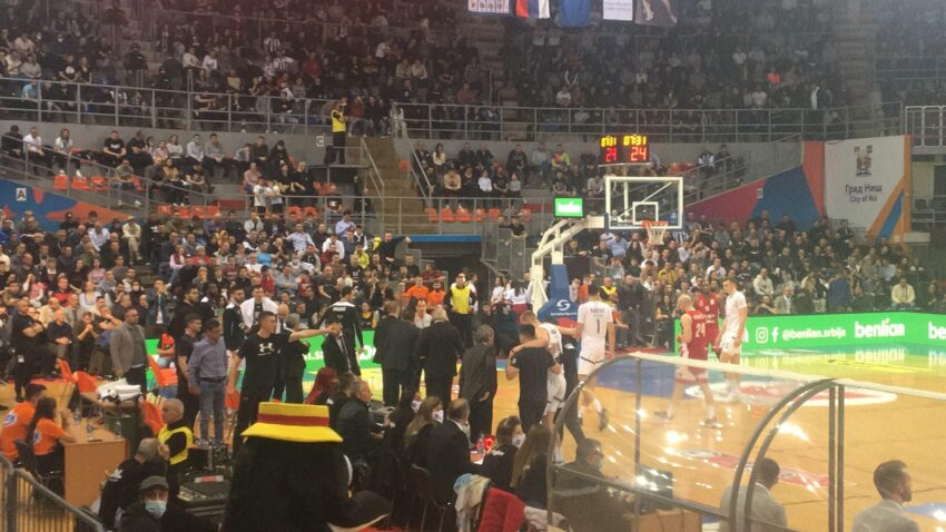 PROBLEM ZA PARTIZAN: Smailagić se povredio, sa bolnom grimasom iznet sa terena!