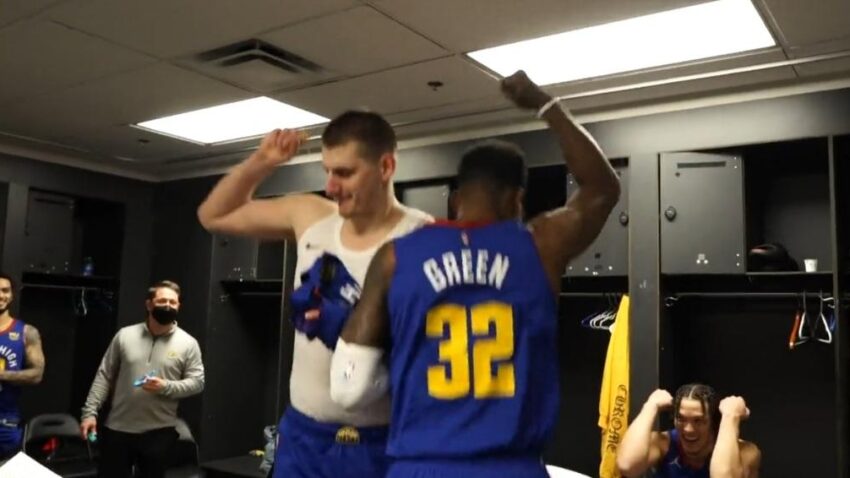 U DENVERU ZNAJU I DA PROSLAVE: Jokić i Grin zaplesali u svlačionici! (VIDEO)