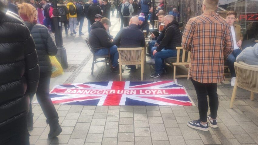 NAVIJAČI RENDŽERSA OKUPIRALI BEOGRAD: Razvijena zastava u sred grada, nema incidenata (VIDEO)