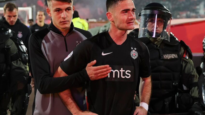 DEŠAVANJA PODNO TRIBINA: Delije provocirale Stanojevića, suze Saše Zdjelara (FOTO)