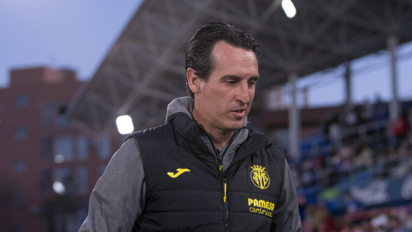 BRUKA TRENERA VILJAREALA: Emeri naseo na provokaciju, pa "počastio" navijača sramnim gestom! (VIDEO)