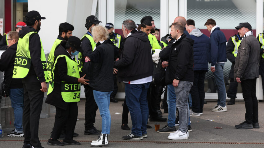 LOŠE SCENE UOČI POLUFINALA LIGE EVROPE: Navijači Vest Hema napadnuti u Frankfurtu!