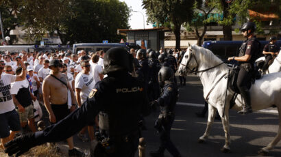 SEVALE PESNICE, LETELE STOLICE: Paklen obračun navijača Ajntrahta i Rendžersa na ulicama Sevilje! (VIDEO)