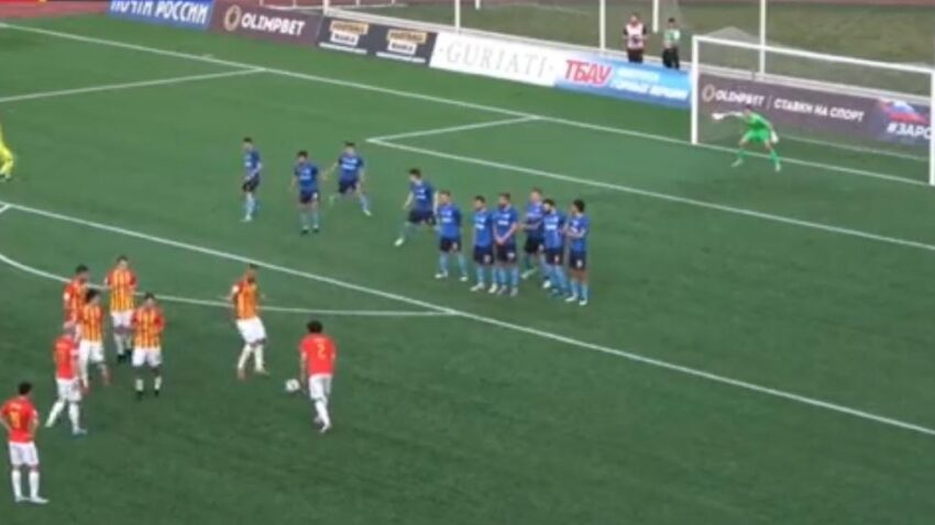 MALO SU SE ZAIGRALI: Prekid na terenu ili u glavi? Ceo tim oko lopte, golman u kaznenom prostoru – pokušaj je nasmejao ceo stadion! (VIDEO)