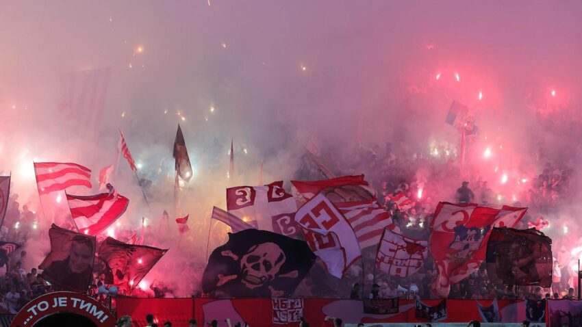 DELIJE U TRANSU: Slavljenička atmosfera na Marakani, bakljada i pesme (FOTO)