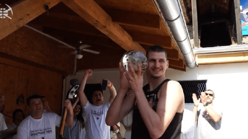 NEVEROVATAN ŠOU U SOMBORU: Jokić slavi MVP titulu u kafani, tu je i trener Meloun sa zanimljivom majicom! (FOTO + VIDEO)