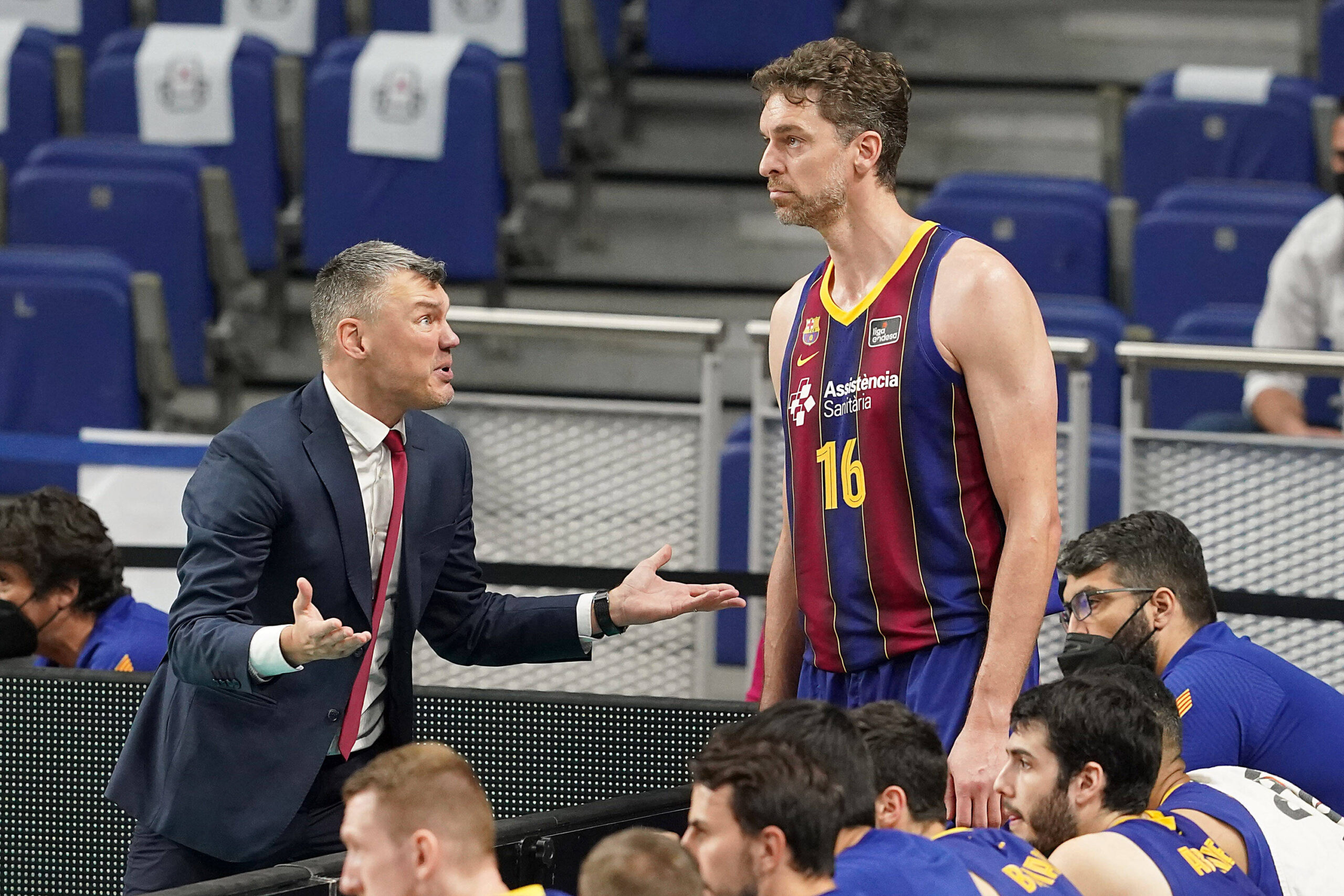 Španski mediji upozorili Grimaua: Novi trener Barse mora da uči na primerima Pešića i Jasikevičusa 1 Pau Gasol-Šarunas Jasikevičius-Barselona