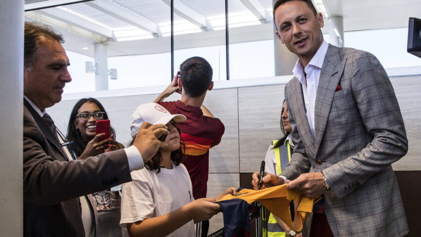 KOMŠIJE NAPRAVILE IZNENAĐENJE MATIĆU ZA ROĐENDAN: U liftu ga sačekala čestitka na ćirilici!