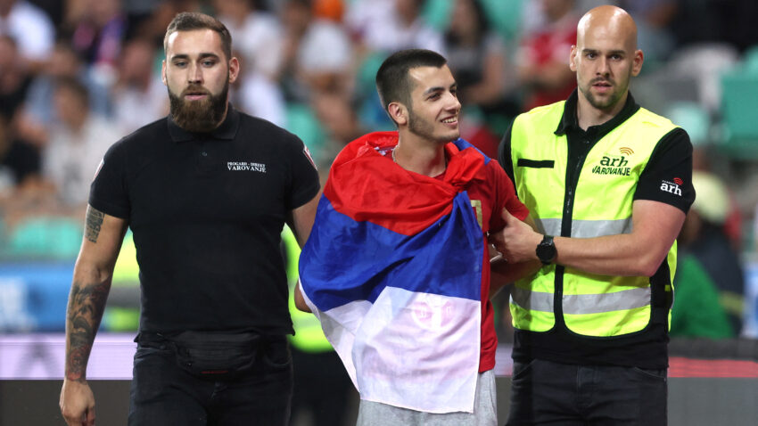 SVI DETALJI KOJE NISTE VIDELI: Kome je Kurtić "poslao poruku", kako je navijač prekinuo utakmicu i zašto je Piksi bes iskalio na flašici? (FOTO)