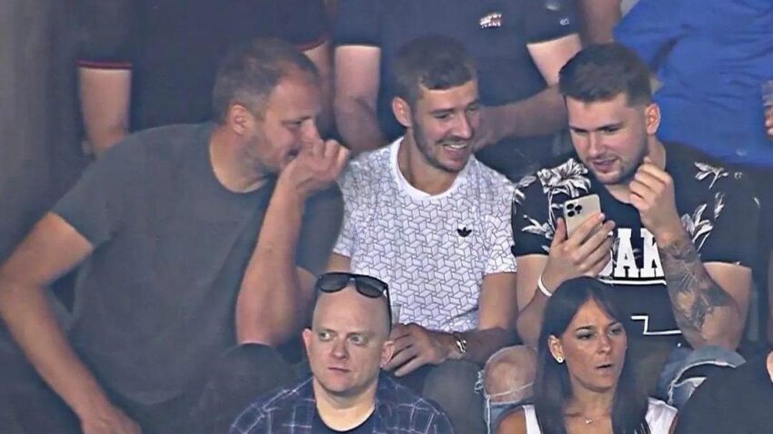 KAKVA PODRŠKA SA TRIBINA: Dončić i Dragić gledali Srbiju i Sloveniju, za koga su navijali? (FOTO)