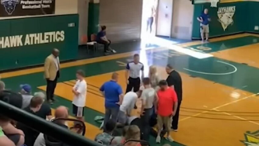 HEROJSKI ČIN: Sudija se srušio u toku utakmice, ostao živ zahvaljujući brzoj reakciji igrača! (VIDEO)