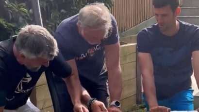 IGRATE VIMBLDON, A TO NE ZNATE: Urnebesna reakcija Stefana Đokovića nasmejala Novaka i Ivaniševića! (VIDEO)