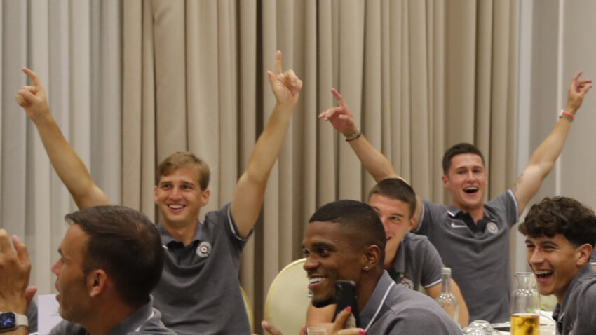 VESELO U SLOVENIJI: Novajlije zapevale, Andrade dobio posebne ovacije - igrači Partizana se ludo zabavljaju! (VIDEO)