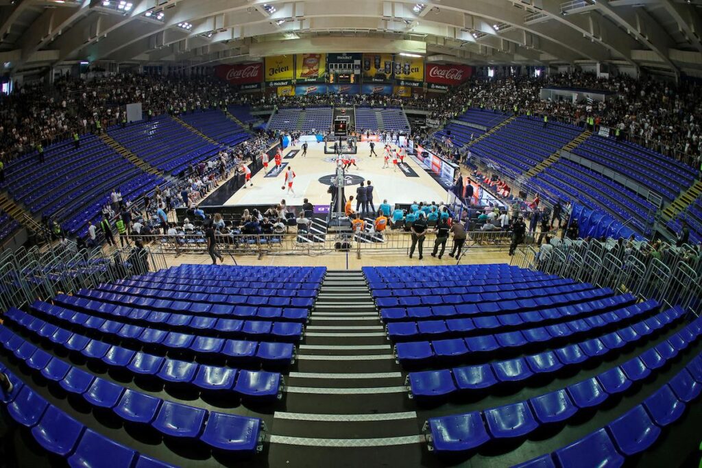 DEMONSTARACIJA SILE U PIONIRU: Partizan razmontirao Zvezdu i zakazao majstoricu! 6 partizan-navijači-pionir-aleksandar nikolić hala