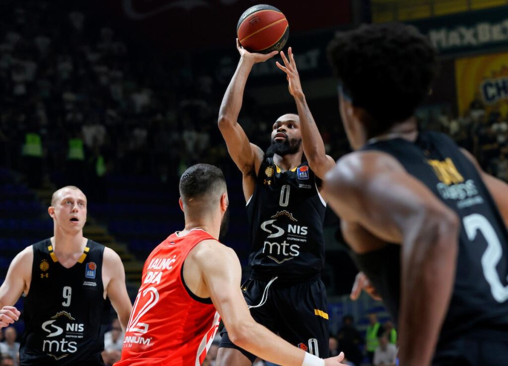 DEMONSTARACIJA SILE U PIONIRU: Partizan razmontirao Zvezdu i zakazao majstoricu! 2 kevin panter-partizan-crvena zvezda