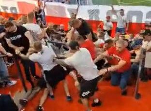 SEVALE PESNICE: Poljaci se međusobno pobili u Holandiji, prizor na “De Kajpu” zgrozio sve prisutne! (VIDEO)