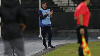 FER PLEJ MU NIJE U REČNIKU: Trener dobio crveni karton tako što je sapleo protivničkog igrača i sprečio kontru! (VIDEO)