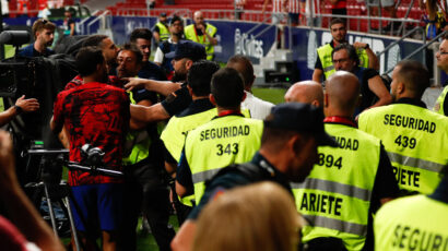 SKANDAL U MADRIDU: Fudbaler Atletika nasrnuo na svoje navijače i branio Grizmana (VIDEO)