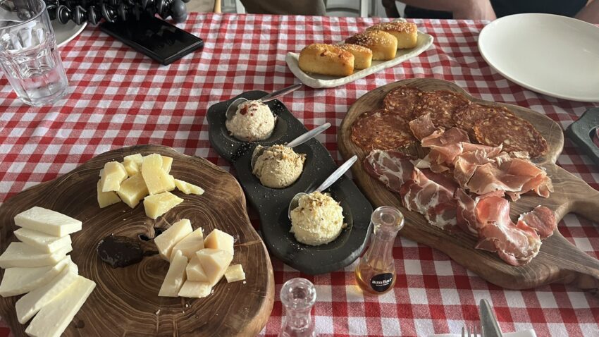 AMERIKANCI STIGLI U BEOGRAD ZBOG JOKIĆA: Na meniju rakija, meze i burek - možda i poslednji put! (FOTO)