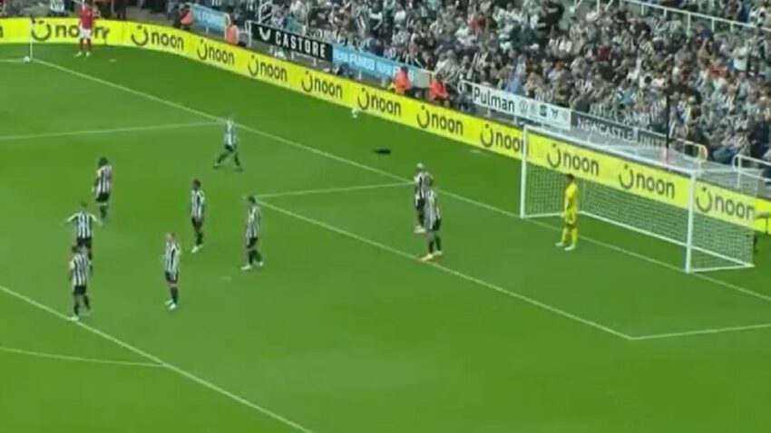 NAJGORI KORNER U ISTORIJI PREMIJER LIGE? Šta su pokušali fudbaleri Notingem Foresta - igrač se zaleće, a nikog u 16 metara!? (VIDEO)