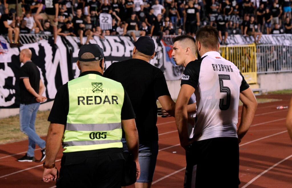 NOVI SKANDAL U HUMSKOJ: Navijači "terali" Upravu, isto očekivali i od igračam pa im poskidali dresove!? (VIDEO) 3 partizan aek 21643