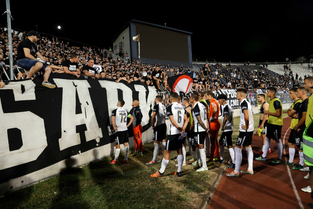 NOVI SKANDAL U HUMSKOJ: Navijači "terali" Upravu, isto očekivali i od igračam pa im poskidali dresove!? (VIDEO) 1 partizan aek 21644