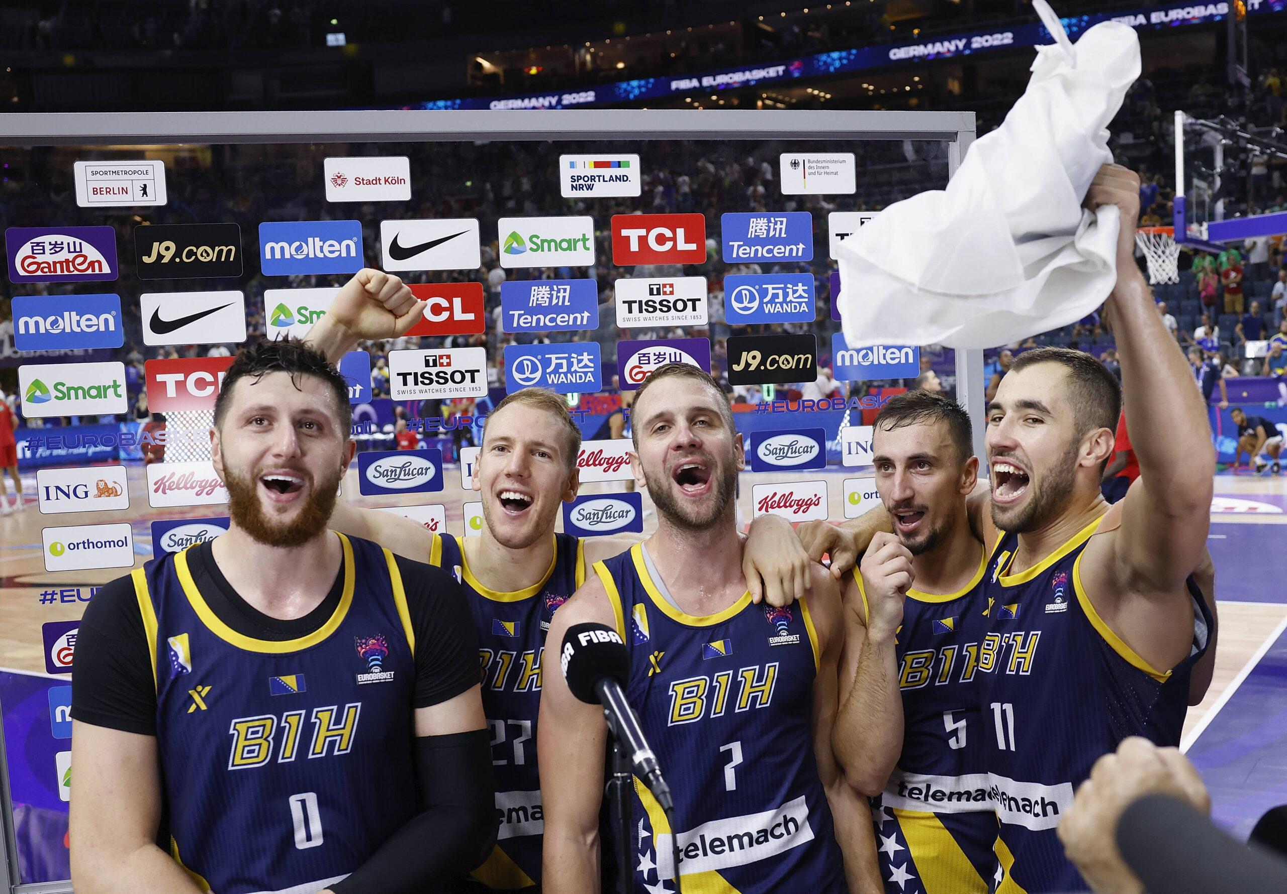 LUDILO EVROBASKETA: Seča favorita, greške sudija, tuča ispred svlačionice, pesma Bosanaca - šta nas tek čeka u nastavku takmičenja?! (VIDEO) 2 Bosna i Hercegovina košarka košarkaška reprezentacija Bosne i Hercegovine