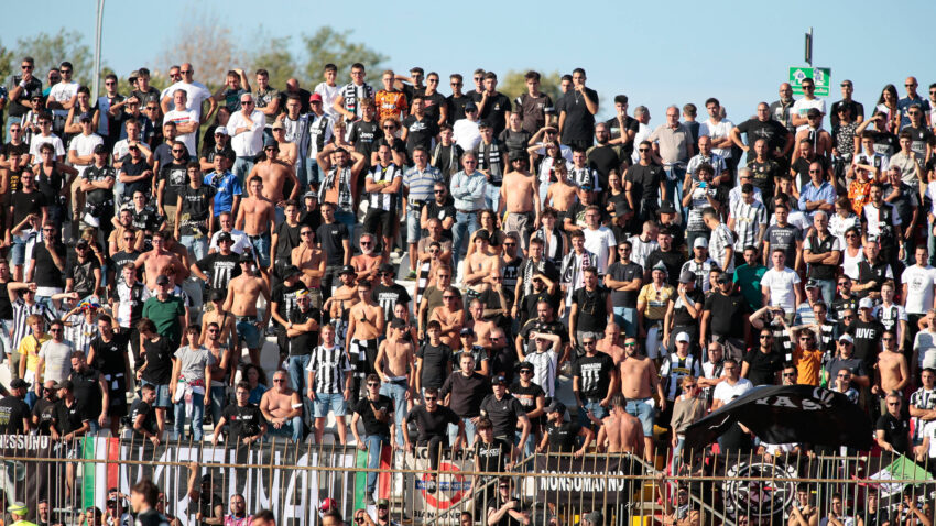 HAOS U MONCI: Vlahović i Kostić osetili bes navijača - tifozi Juventusa "postrojili" fudbalere posle novog poraza! (VIDEO)