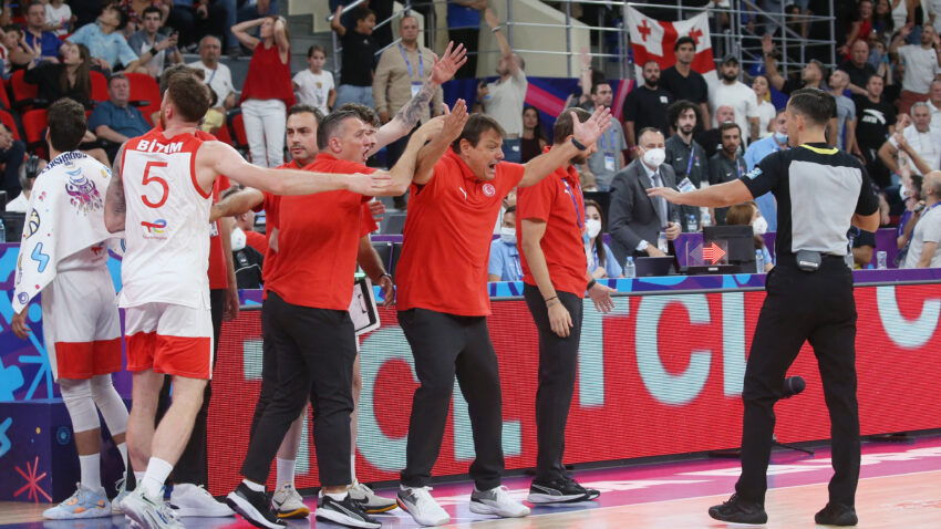 LUDILO EVROBASKETA: Seča favorita, greške sudija, tuča ispred svlačionice, pesma Bosanaca - šta nas tek čeka u nastavku takmičenja?! (VIDEO)