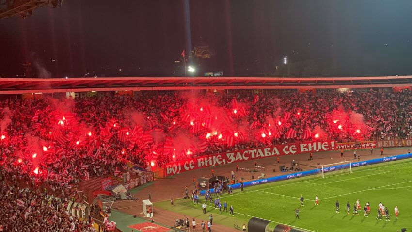 VATRENA ATMOSFERA NA MARAKANI - Zvezdini navijači poručili: Boj se bije, zastava se vije!