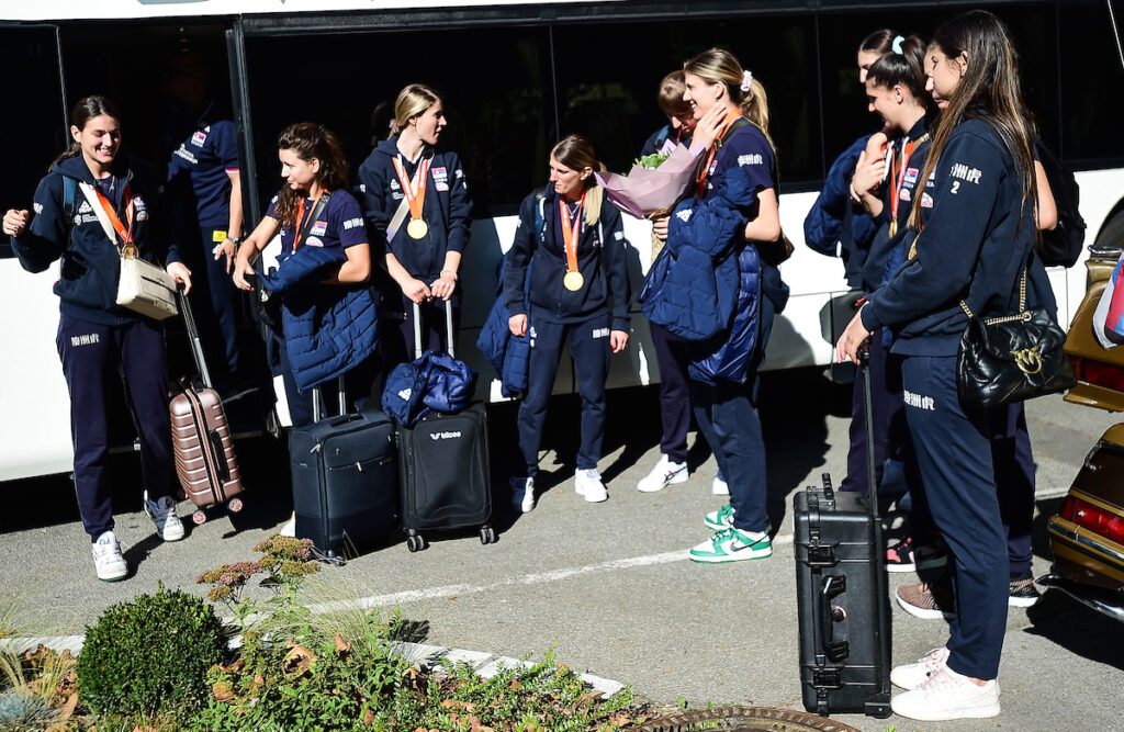 ODBOJKASICE HOTEL M 04