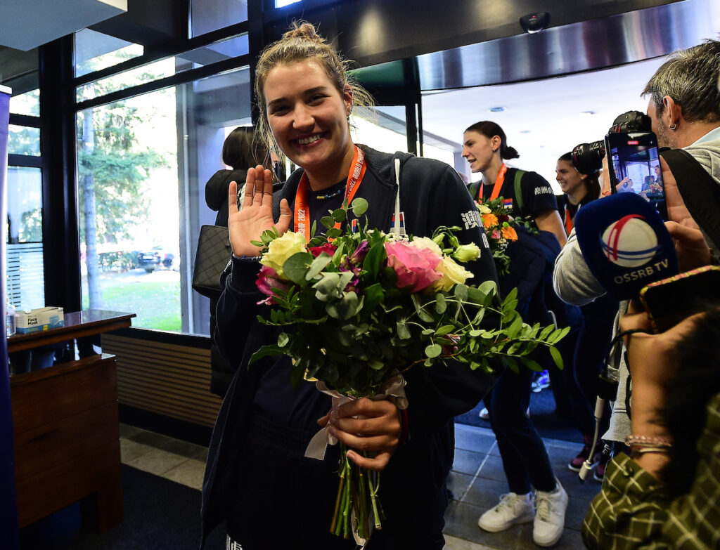 ODBOJKASICE HOTEL M 09