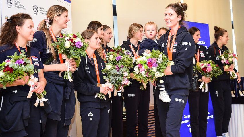 ZLATNE DEVOJKE STIGLE U BEOGRAD: Odbojkašice na svečanom prijemu, sledi doček na dobro poznatom mestu! (FOTO)