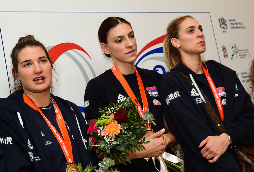 ODBOJKASICE HOTEL M 12