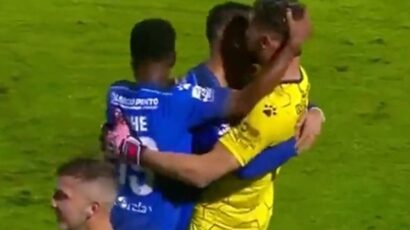 GOL KAKAV SE NE VIĐA NI U IGRICI: Šut sa 100 metara šokirao golmana! (VIDEO)