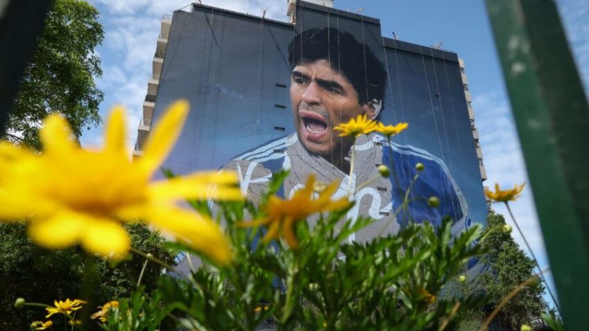MURAL ZA NAJVEĆEG: Argentinci se spremaju za Mundijal i "prizivaju" Maradonu u pomoć Mesiju i družini!