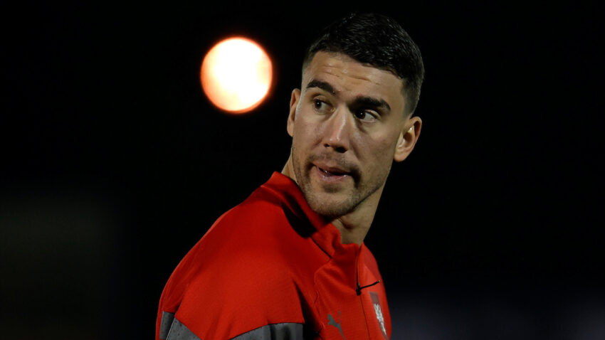 NESTVARNE SCENE U BAHREINU: Policija jedva spasila Vlahovića od navijača! (VIDEO)