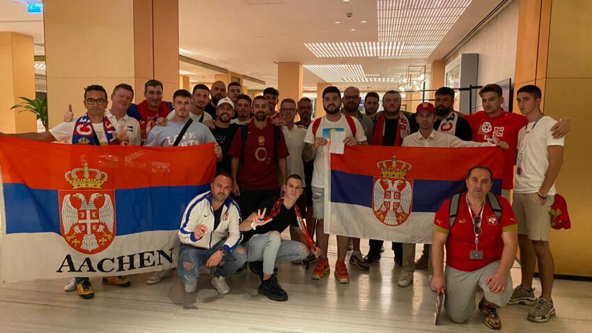 "MI SMO JEDAN TIM, JEDNO SRCE"! Navijači Srbije se okupili u hotelu kako bi podržali Piksija i ekipu pred meč odluke! (FOTO)