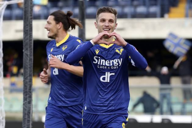 Srpska telepatija: Lazović stavio mašnicu na Ilićev poklon (VIDEO)