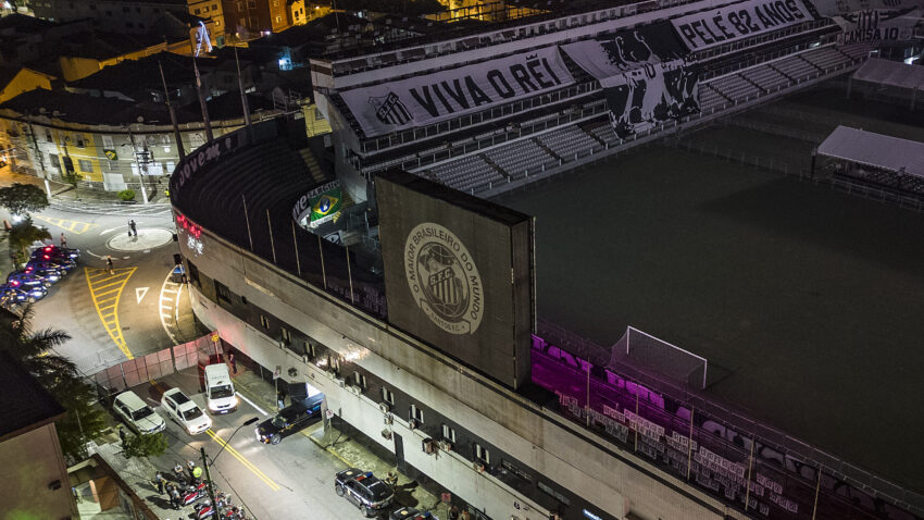 Kovčeg sa telom Pelea na stadionu Santosa: Stotine hiljada ljudi odaju poslednju počast "kralju fudbala"