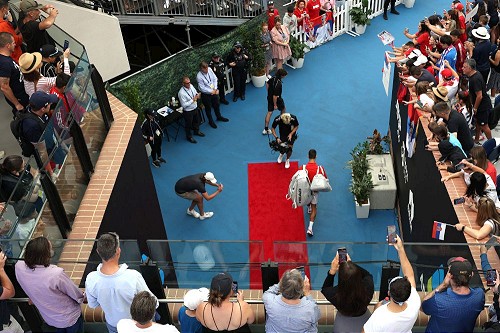 Pre godinu dana – sramota, a sada – naklon kralju (VIDEO, FOTO)