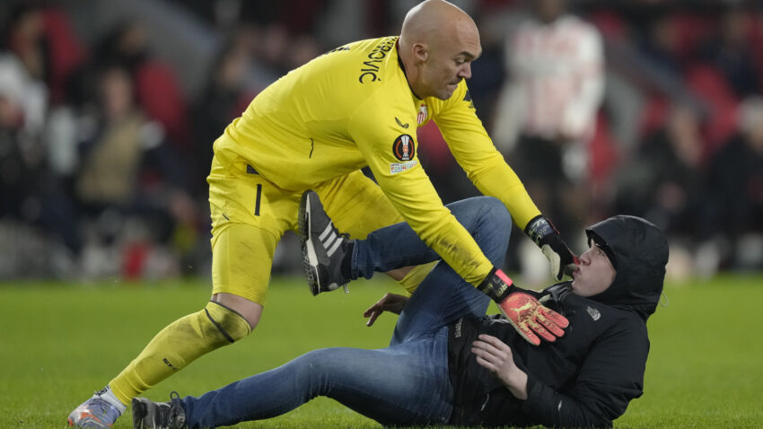 Da li će PSV biti kažnjen? Nestvaran propust - navijač koji je napao Dmitrovića nije smeo da bude na stadionu!